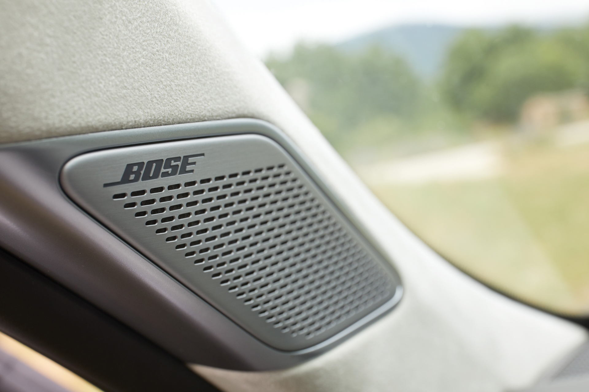 Altavoz Bose integrado con acabados de alta calidad.