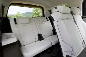 Vista de la tercera fila de asientos del Hyundai Santa Fe 2024, destacando su amplitud y confort.