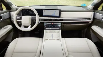 Cabina vanguardista con materiales de calidad y diseño ergonómico.