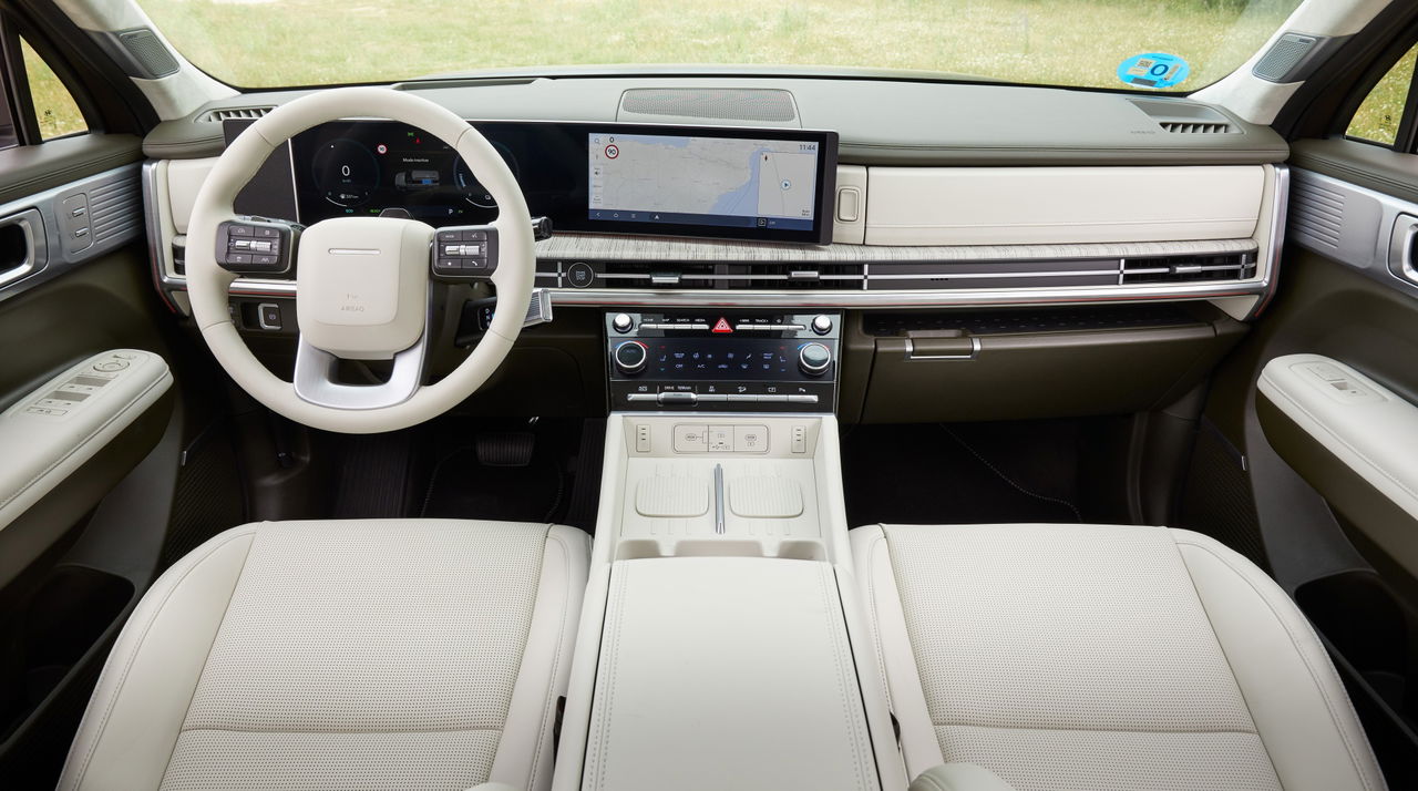 Cabina vanguardista con materiales de calidad y diseño ergonómico.