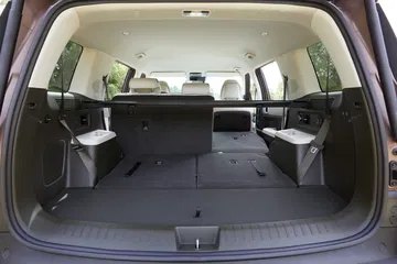 Amplio compartimiento de carga del Hyundai Santa Fe 2024, muestra versatilidad.