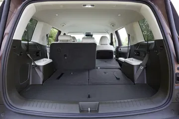 El Hyundai Santa Fe ofrece un maletero espacioso, ideal para largos viajes con la familia.