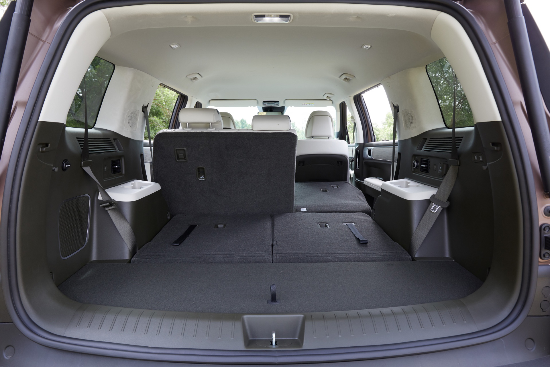 El Hyundai Santa Fe ofrece un maletero espacioso, ideal para largos viajes con la familia.