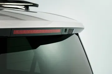 Vista cercana de la luz trasera del Hyundai Santa Fe 2024, destacando su diseño moderno.