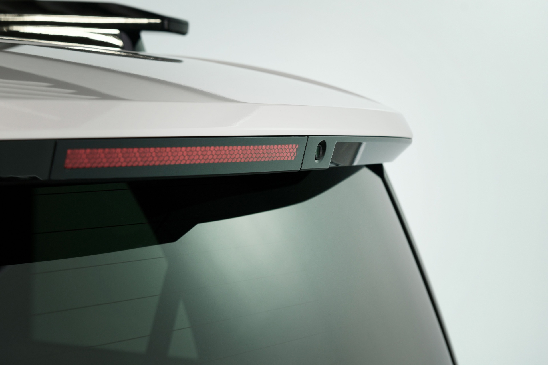 Vista cercana de la luz trasera del Hyundai Santa Fe 2024, destacando su diseño moderno.