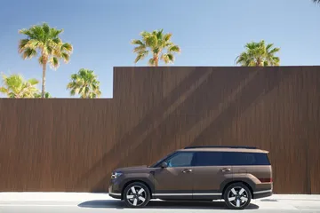 Vista lateral del Hyundai Santa Fe 2024 muestra su elegante perfil.