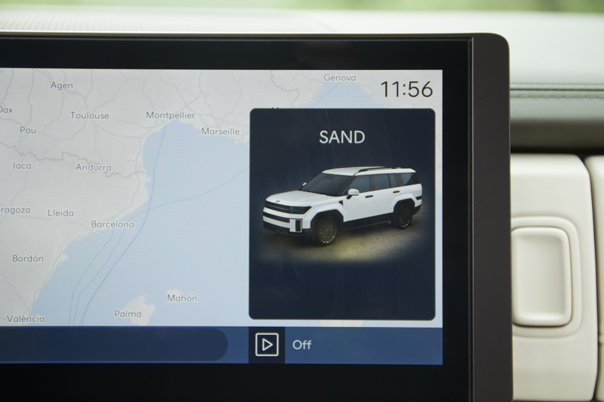 Pantalla de instrumentación mostrando el Hyundai Santa Fe 2024