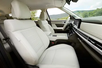 Vista lateral muestra acabado sofisticado y asientos espaciosos del Hyundai Santa Fe