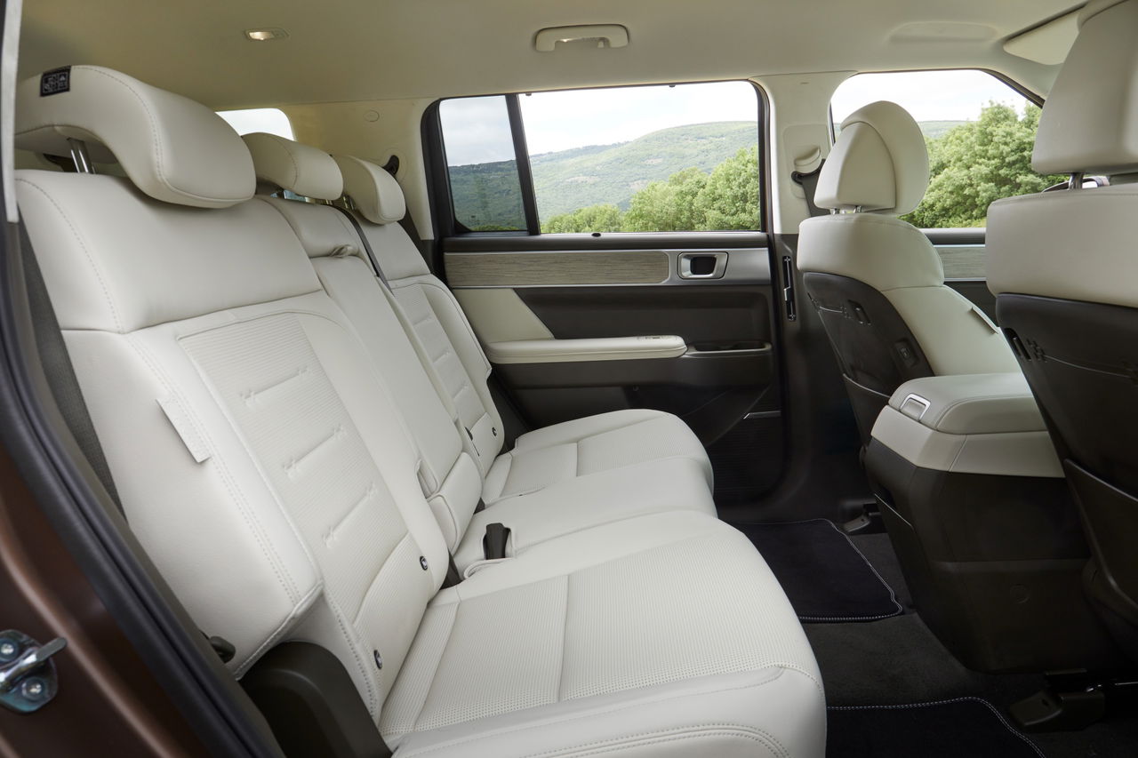 Vista lateral del habitáculo muestra calidad y espacio interior del SUV Hyundai Santa Fe 2024.