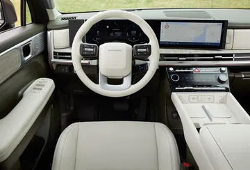 Interior vanguardista con acabados premium y última tecnología.