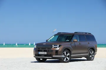 Vista lateral Hyundai Santa Fe 2024 revela su perfil robusto