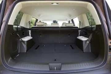 Amplio compartimiento de carga del Hyundai Santa Fe 2024, con asientos abatidos.