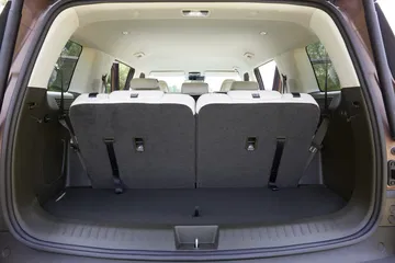 Vista del maletero del Hyundai Santa Fe 2024, amplio y con asientos abatibles.