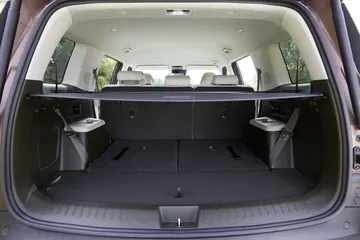 Vista trasera del maletero Hyundai Santa Fe 2024, amplio y versátil