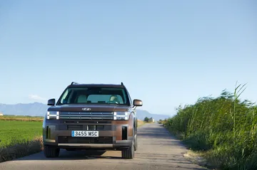 El nuevo Hyundai Santa Fe en su hábitat natural, una muestra de robustez y diseño moderno.