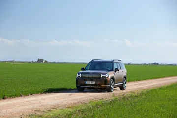 Vista dinámica del Hyundai Santa Fe 2024, mostrando su estilizada línea y robustez.