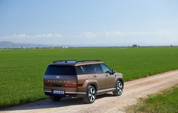 Nuevo Hyundai Santa Fe 2024 mostrando su línea lateral dinámica y robusta.