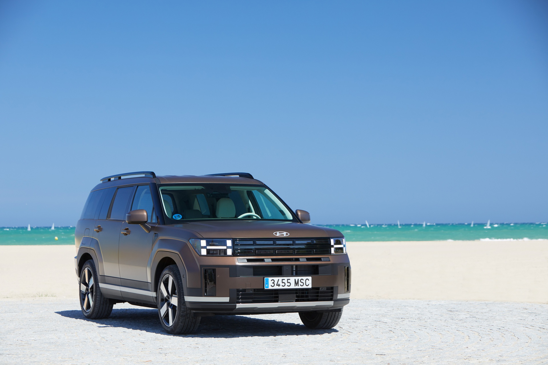 Vista lateral del Hyundai Santa Fe 2024 que muestra su línea aerodinámica y robusta.