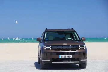 Vista frontal del Hyundai Santa Fe 2024 mostrando su robusta parrilla