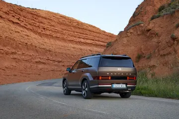 Nueva Hyundai Santa Fe 2024 capturada con estilo en carretera