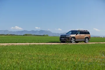 El Hyundai Santa Fe 2024 muestra un diseño lateral elegante y robusto.