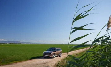 Vista lateral del Hyundai Santa Fe 2024 en un entorno natural.