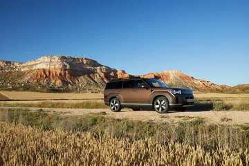 Vista lateral del nuevo Hyundai Santa Fe 2024, destacando su línea y diseño moderno.