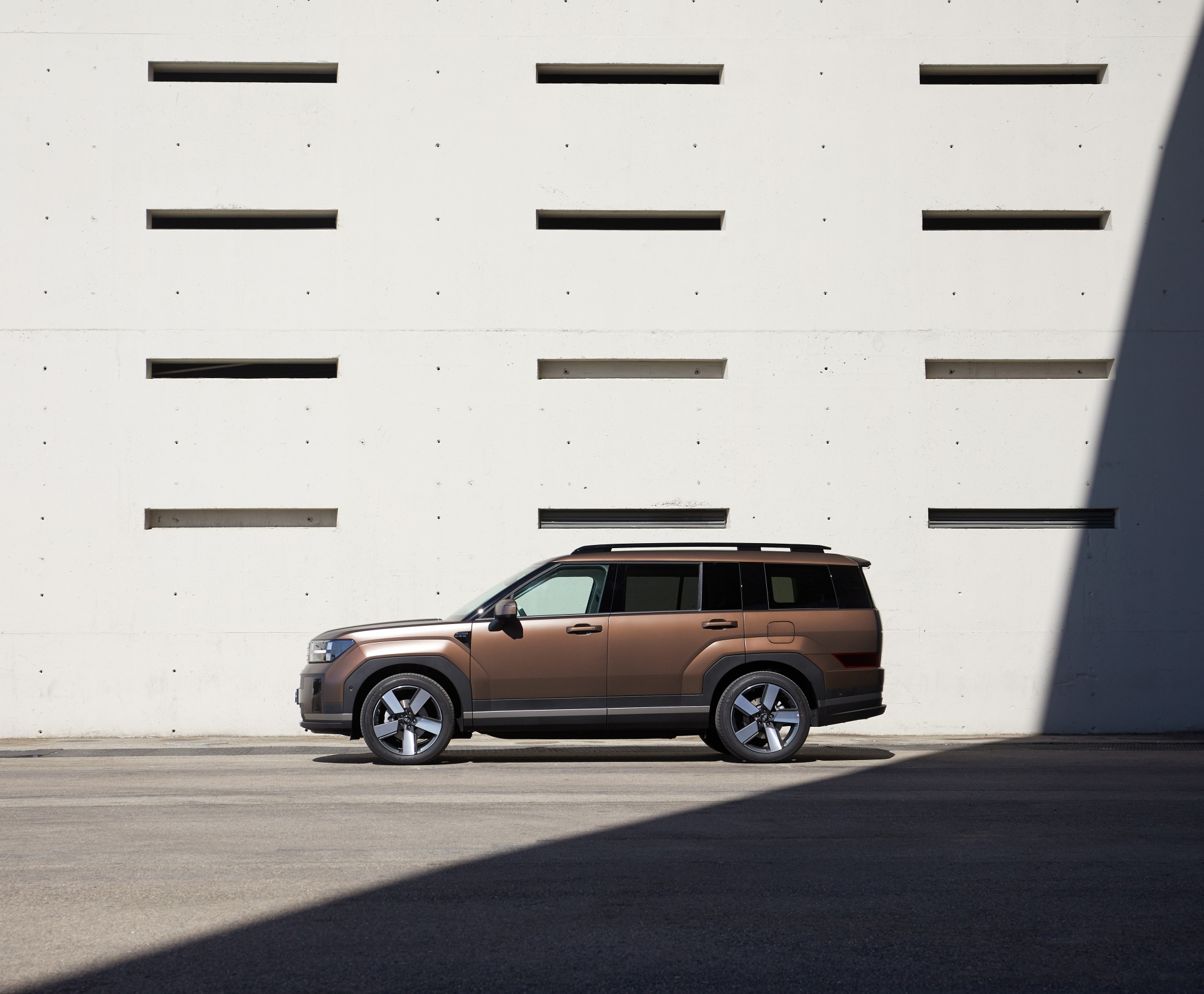 La imagen muestra el Hyundai Santa Fe 2024 en una perspectiva lateral, destacando su línea dinámica.