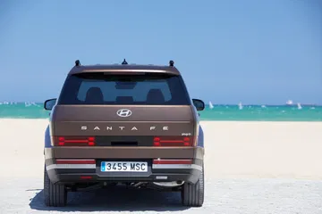 Trasera del Hyundai Santa Fe 2024 mostrando líneas modernas y robustez.
