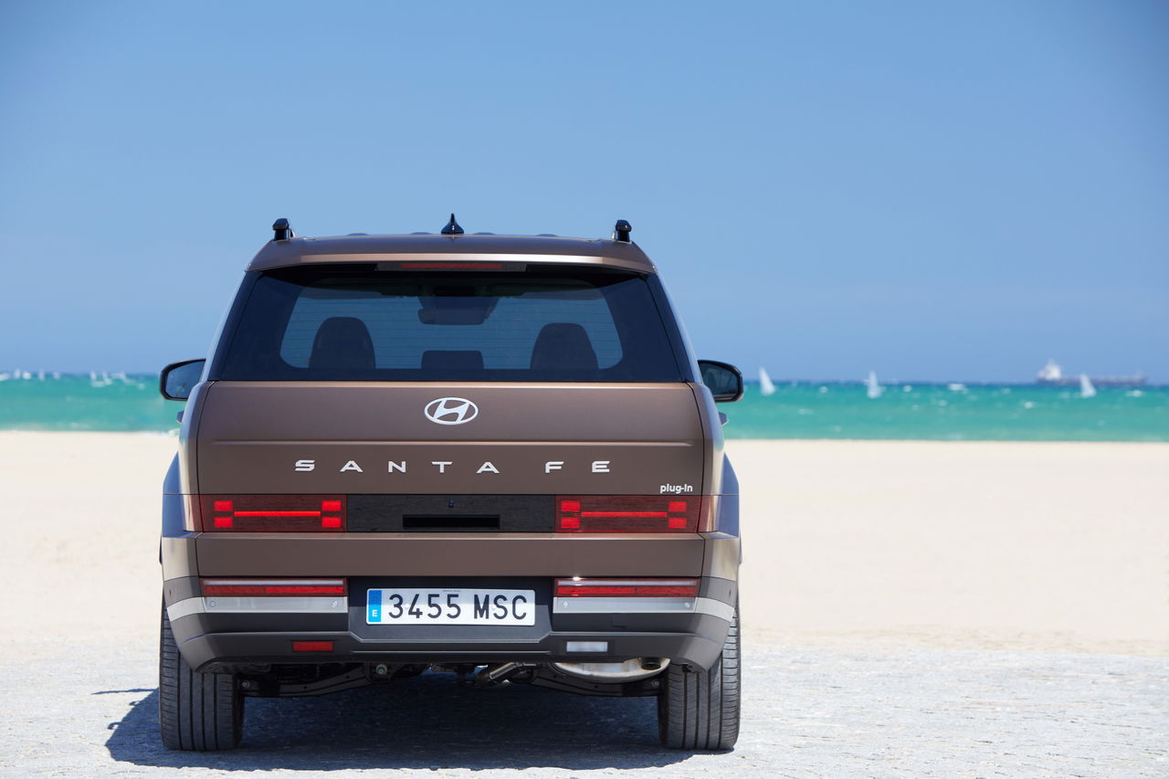 Trasera del Hyundai Santa Fe 2024 mostrando líneas modernas y robustez.