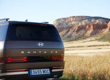 Vista trasera del Hyundai Santa Fe 2024 resaltando sus modernas líneas y ópticas.
