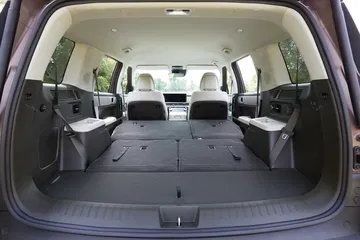 Trasera del Hyundai Santa Fe 2024, mostrando líneas y ópticas renovadas.
