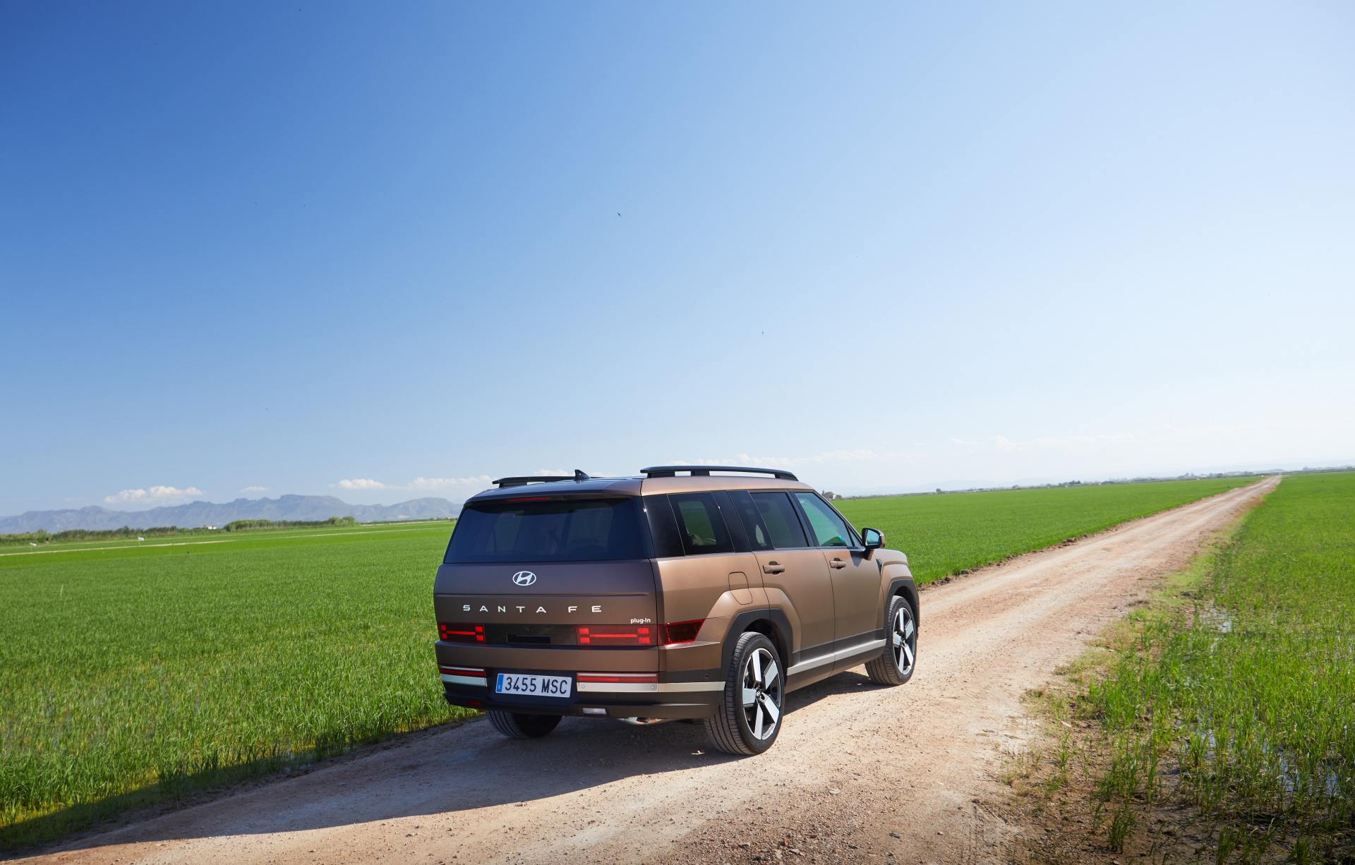Vista dinámica del Hyundai Santa Fe 2024 en carretera, resaltando su diseño vanguardista y capacidad off-road.