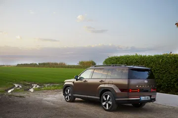 Vista trasera y lateral del Hyundai Santa Fe 2024, mostrando su robustez y diseño moderno.