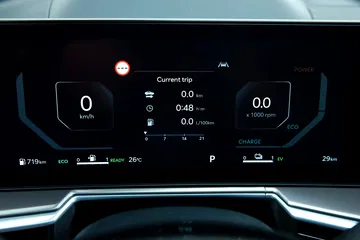 Panel de instrumentos digital con información de autonomía y consumo.