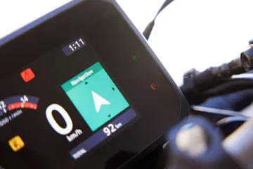 Vista cercana del cuadro de instrumentos de la Honda CB650R, nítida y moderna.