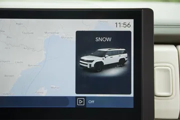 Vista del sistema de infotainment mostrando diseño del Hyundai Santa Fe.