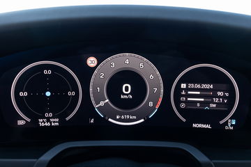 Vista del cuadro de instrumentos del Porsche 911 con detalles híbridos