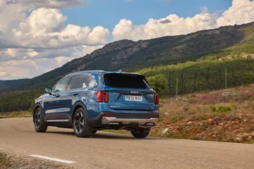 La trasera del renovado Kia Sorento híbrido expresa robustez y elegancia.