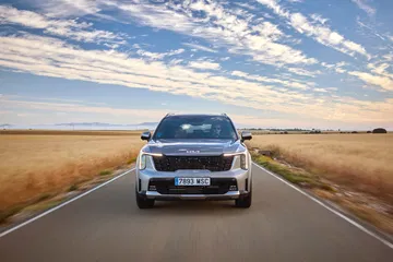 Vista frontal del nuevo Kia Sorento 2024 destacando su robustez y diseño moderno.