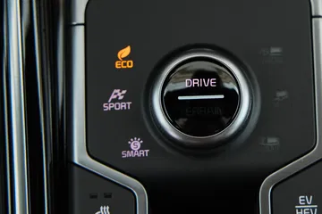 Panel central con botones de asistencia al conductor Kia Sorento 2024.