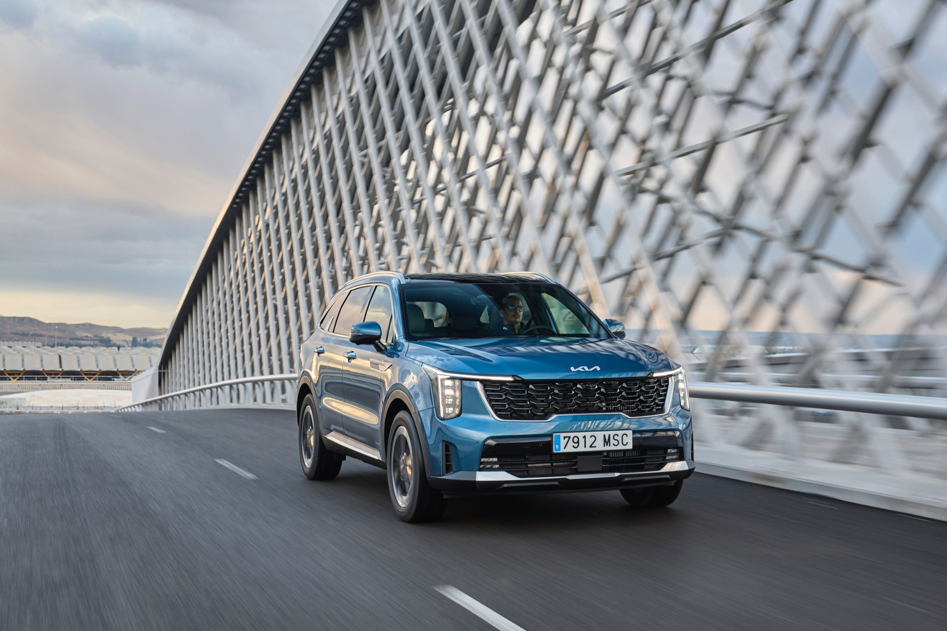Kia Sorento 2024 en conducción dinámica mostrando su diseño renovado.