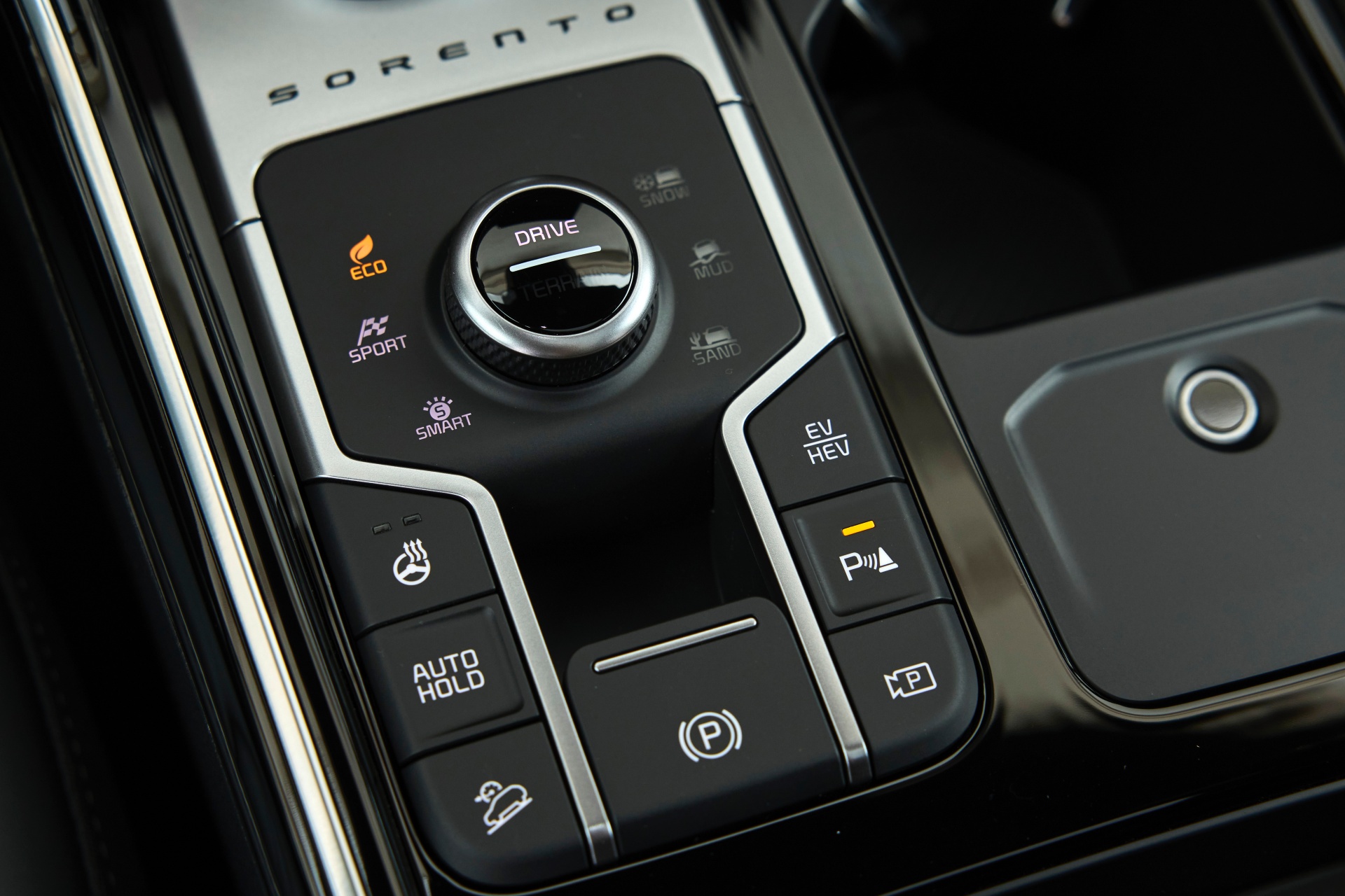 Vista cercana de la consola central del Kia Sorento 2024, destacando su elegancia y tecnología.