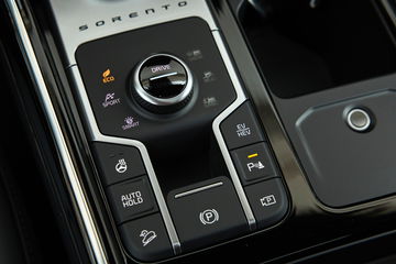 Vista cercana de la consola central del Kia Sorento 2024, destacando su elegancia y tecnología.