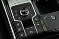 Vista cercana de la consola central del Kia Sorento 2024, destacando su elegancia y tecnología.