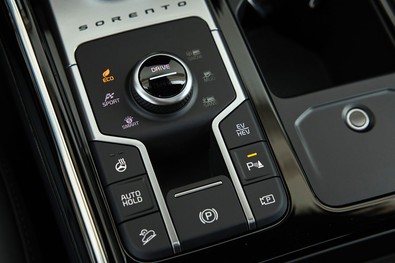 Vista cercana de la consola central del Kia Sorento 2024, destacando su elegancia y tecnología.