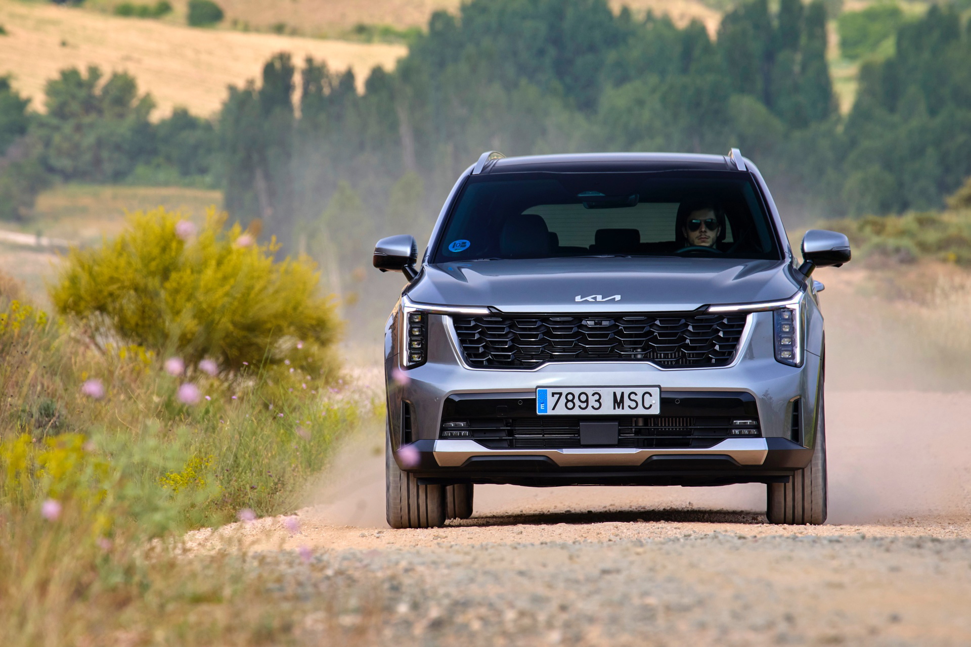 Vista frontal del Kia Sorento 2024 en movimiento, destacando su robustez y diseño moderno.
