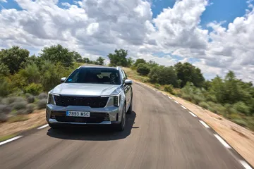 El renovado Kia Sorento 2024 en acción, mostrando su robustez y diseño actualizado.