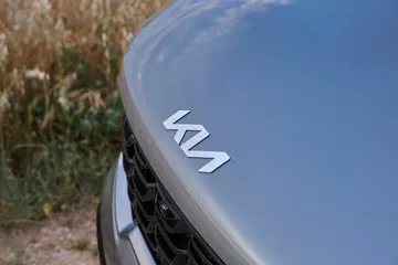 Vista detallada del emblema y parrilla del Kia Sorento 2024