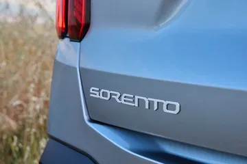 Vista del insigne identificativo del renovado Kia Sorento 2024.